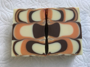 Soap Challenge Club October 2018 - Soap Authority: For the "To Comb or Not to Comb" challenge, this shows the advanced category of "Not to Comb" using cardboard dividers to make combed cold process soap.